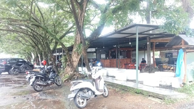 Suasana Kafe di Jalan Tondong, Senin (29/05/2023) yang diminta untuk dilakukan pembongkaran secara mandiri. (Istimewa)