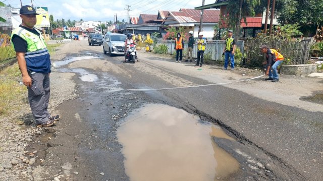 Pengerjaan Ruas Salaonro – Ulugalung, Gubernur Andi Sudirman: Penanganan Segmen Rusak Berat