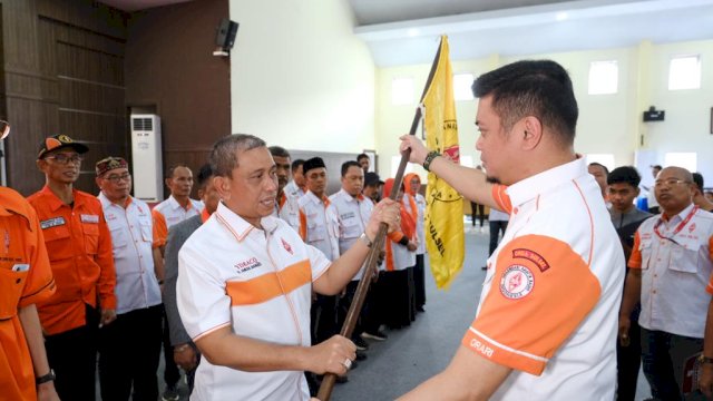 Ketua Organisasi Amatir Radio Indonesia (Orari) Daerah Sulawesi Selatan Adnan Purichta Ichsan saat hadir langsung mengukuhkan Bupati Wajo, Amran Mahmud yang terpilih sebagai Ketua Orari Lokal Wajo, di Ruang Pola, Kantor Bupati Wajo, kemarin. (Dok. Humas Gowa)
