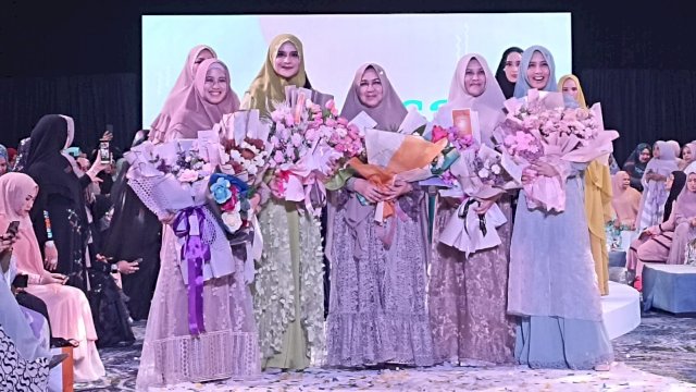 Brand Ambasador Si.Se.Sa Priska Paramita Adnan didampingi para Owner Si.Se.Sa Director Marcomm and Finance Si.Se.Sa Senaz Nasansia&nbsp;(kanan), Director Sales and Bisnis Development Si.Se.Sa Siriz Tentani, Founder Si.Se.Sa Merry Pramono, dan Kreatif Director Si.Se.Sa Sansa Enandera (kiri) usai melakukan Fashion Show, Roadshow Si.Se.Sa 2023, di Nusantara Ballroom, Hotel The Rinra Makassar, kemarin. (Chaerani/Republiknews.co.id)