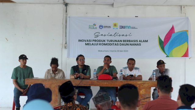 PT PLN (Persero) melalui UIP Sulawesi menggelar sosialisasi bertajuk "Inovasi Produk Turunan Berbasis Alam Melalui Komoditas Daun Nanas". Kegiatan ini sebagai rangkaian bantuan kepada kelompok tani nanas, di Desa Wakumoro, Kecamatan Parigi, Kabupaten Muna, Provinsi Sulawesi Tenggara. (Dok. Humas PLN UIP Sulawesi)