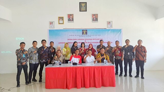 Tim Kanwil Kemenkumham Sulsel saat menggelar Sosialisasi Layanan AHU Perseroan Perorangan Bagi Pelaku Ekonomi Kreatif di Kabupaten Toraja Utara, kemarin. (Dok. Humas Kanwil Kemenkumham Sulsel)