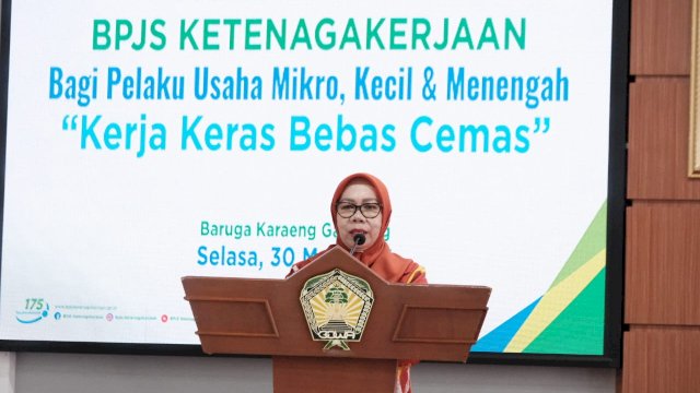 Sekretaris Daerah Kabupaten Gowa Kamsina saat hadir membuka Sosialisasi Program BPJS Ketenagakerjaan Bagi Pelaku Usaha Mikro, Kecil, dan Menengah, bertajuk "Kerja Keras Bebas Cemas", di Baruga Karaeng Galesong, Kantor Bupati Gowa, Senin (30/05). (Dok. Humas Gowa)