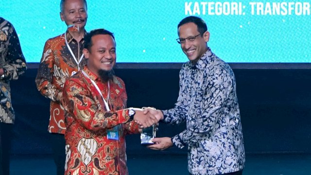 Gubernur Sulsel Andi Sudirman Sulaiman, saat menerima penghargaan dari Menteri Pendidikan Nadiem Makarim. (Istimewa)