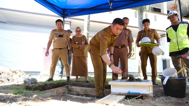 Bupati Gowa Adnan Purichta Ichsan saat melakukan peletakan batu pertama pembangunan Taman Adnan-Kio di Kantor Bupati Gowa yang didesain berkonsep lounge outdoor, kemarin. (Dok. Humas Gowa)