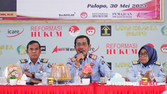Kakanwil Kemenkumham Sulsel Liberti Sitinjak saat memberikan arahan kepada kasatker dalam rangka mempersiapkan mewujudkan pembangunan ZI, di Aula Kota Lapas Palopo, kemarin. (Dok. Humas Kanwil Kemenkumham Sulsel)