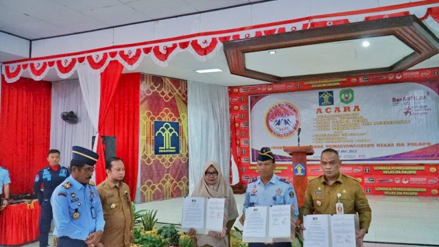 Kakanwil Kemenkumham Sulsel Liberti Sitinjak saat hadir langsung menyaksikan penandatanganan kerjasama antara Lapas Palopo dnegan pemerintah daerah melalui sejumlah dinas, di sela-sela peresmian PTSP dan SAE Palopo, Senin (30/05). (Dok. Humas Kanwil Kemenkumham Sulsel)