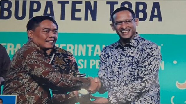 Kadis Pendidikan dan Kebudayaan Kabupaten Soppeng Andi Sumangerukka menerima penghargaan anugerah Merdeka Belajar tahun 2023, Senin (29/05/2023). (Ist)