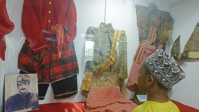 Ratusan koleksi yang di ada di Musuem Balla Lompoa menjadi sumber informasi sejarah bagi seluruh kalangan. Termasuk kalangan pelajar yang berkunjung. (Dok. Chaerani/Republiknews.co.id)