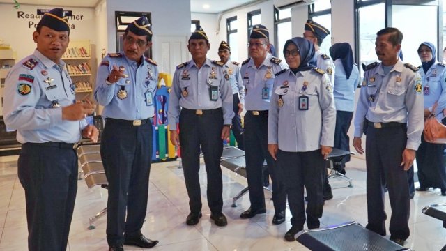 Kakanwil Kemenkumham Sulsel Liberti Sitinjak (kiri kedua) didampingi para pimpinan tinggi pratama saat hadir di Lapas Kota Palopo, Rabu (31/05). (Dok. Humas Kanwil Kemenkumham Sulsel)