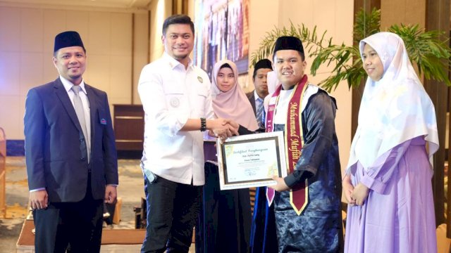 Bupati Gowa Adnan Purichta Ichsan saat menghadiri Wisuda Akbar IX SIT Al Fityan School Gowa SDIT - SMPIT - SMAIT Tahun Pelajaran 2022/2023 yang berlangsung di Hotel Claro Makassar, Rabu (31/05). (Dok. Humas Gowa)