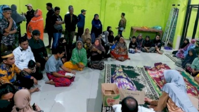 Suasana rumah duka korban tertimpa pohon tumbang di Perumahan Puri Pattene Permai Blok D5, Kelurahan Sudiang, Biringkanaya, Makassar, Rabu (4/1/2023). (Foto: Istimewa)