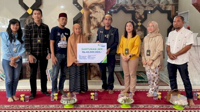 Ketua DPRD Makassar, Rudianto Lallo bersama BPJS Ketenagakerjaan menyerahkan santunan jaminan sosial kematian kepada ahli waris di Kecamatan Manggala, Makassar, Jumat (6/1/2023). (Foto: Istimewa)