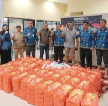 Sekwan DPRD Makassar Bagikan Makanan Siap Saji ke Warga Katimbang Terdampak Banjir