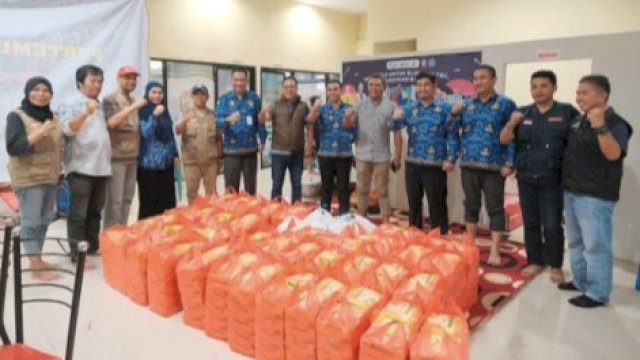 Sekwan DPRD Makassar, H Dahyal menyerahkan bantuan berupa makanan siap saji kepada warga yang terdampak banjir di Kelurahan Katimbang, Jumat (17/2/2023). (Foto: Istimewa)