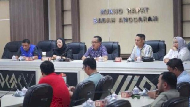 Komisi C DPRD Makassar menggelar RDP guna membahas perpanjangan kontrak BTS. (Foto: Istimewa)