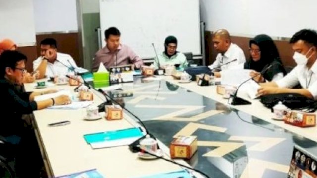 Komisi B DPRD Makassar melaksanakan Rapat Monitoring dan Evaluasi (Monev) triwulan pertama, Rabu (8/3/2023). (Foto: Istimewa)