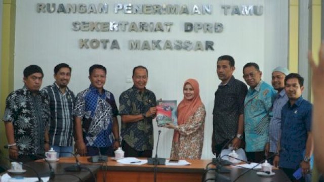 Wakil Ketua DPRD Makassar, Andi Suhada Sappaile menerima kunjungan anggota DPRD dan Anggota Pansus Ranperda Inisiatif DPRD Kabupaten Sinjai, Rabu (8/3/2023). (Foto: Istimewa)