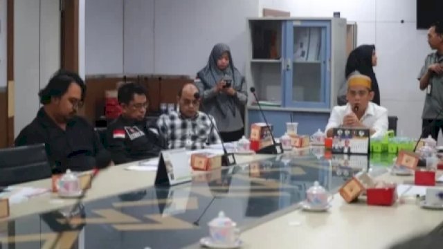 Komisi A Bidang Hukum dan Pemerintahan DPRD Makassar membuka tahapan Rapat Monitoring dan Evaluasi (Monev) triwulan I tahun anggaran 2023, Senin (6/3/2023). (Foto: Istimewa)