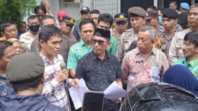 Ratusan Pedagang Kaki Lima Anjungan Losari bersama SRMI melakukan aksi di Gedung DPRD Makassar menolak kebijakan relokasi, Kamis (2/3/2023). (Foto: Istimewa)