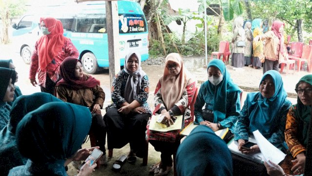 Suasana monitoring dan evaluasi Tim TP PKK Kabupaten Gowa kepada pengurus TP PKK Kecamatan Bajeng Barat melalui inovasi penanganan stunting Dashat, kemarin. (Dok. Humas Gowa)