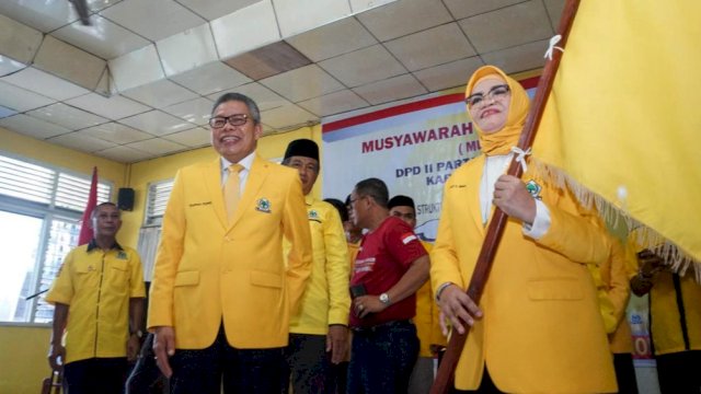 Ketua DPD I Golkar Sulsel, Taufan Pawe melantik kepengurusan DPD II Golkar Bantaeng dibawah kepemimpinan Liestiaty Fachruddin Nurdin untuk sisa waktu periode 2021-2026, Kamis (4/5/2023). (Foto: Istimewa)