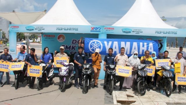 PT Suracojaya Abadimotor (SJAM) menyerahkan donasi motor Yamaha kepada 8 SMK di Sulawesi Barat pada kegiatan Classy Motor Show di Mamuju, 29 dan 30 April lalu. (Foto: Istimewa)