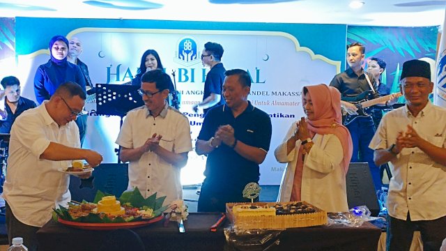 Ketua IKA Smandel Makassar Angkatan 1998 Syahrul Juaksha Subuki bersama Ketua Harian IKA Smandel Makassar Periode 2019-2024 Ikbal Thiro, perwakilan sekolah, hingga alumni lainnya saat memotong tumpeng sebagai simbol perayaan Reuni Perak atau 25 tahun usia angkatan IKA 98 Smandel Makassar, di Claro Hotel Makassar, Sabtu (06/05). (Chaerani/Republiknews.co.id)
