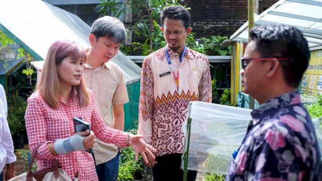 Tim dari Singapore Cooperation Enterprise (SCE) menyambangi salah satu lorong wisata di Kota Makassar, Kamis (2/3/2023). (Foto: Istimewa)