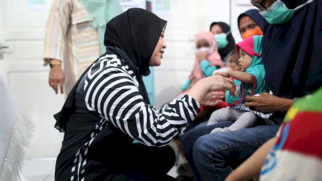 Wakil Wali Kota Makassar, Fatmawati Rusdi mengunjungi dua Puskesmas di Kota Makassar dalam rangka Grebek Stunting, Sabtu (4/3/2023). (Foto: Istimewa)