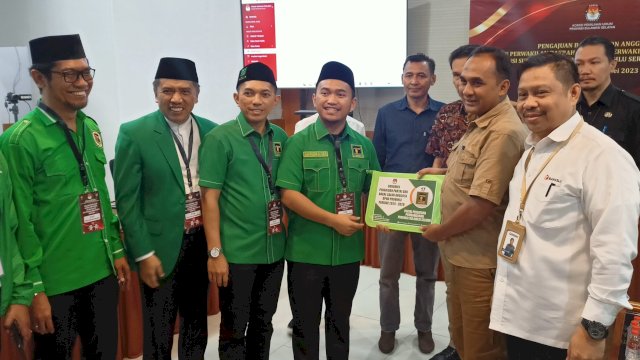 Ketua DPW PPP Sulsel, Imam Fauzan AU saat menyerahkan berkas DCS bakal calon anggota DPRD Sulsel periode 2024-2029 ke KPU Sulsel, Rabu (10/5/2023). (Foto: Istimewa)