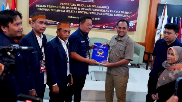 Ketua DPW NasDem Sulsel, Rusdi Masse menyerahkan berkas DCS partainya untuk Pemilu 2024 ke KPU Sulsel, Kamis (11/5/2023). (Foto: Istimewa)