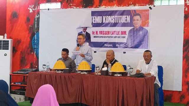 Ket : Legislator NasDem Parepare, Yasser Latief saat melakukan penjaringan aspirasi Warga Kecamatan Ujung (Foto : Mulyadi Ma'ruf/Republiknews.co.id)