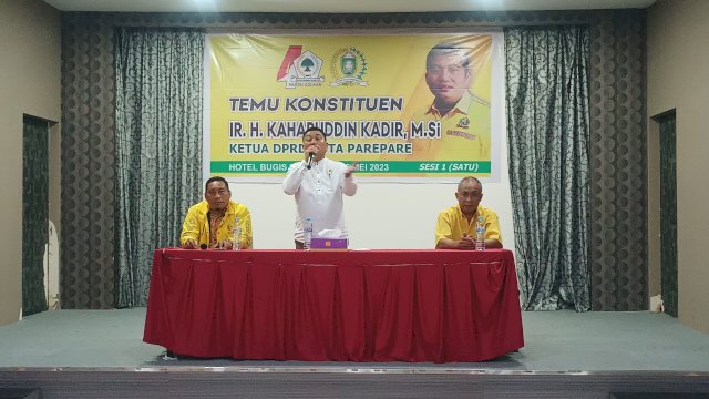 Ket : Ketua DPRD Parepare, Kaharuddin Kadir saat melakukan temu konstituen di Hotel Bugis (Foto : Mulyadi Ma'ruf/Republiknews.co.id)