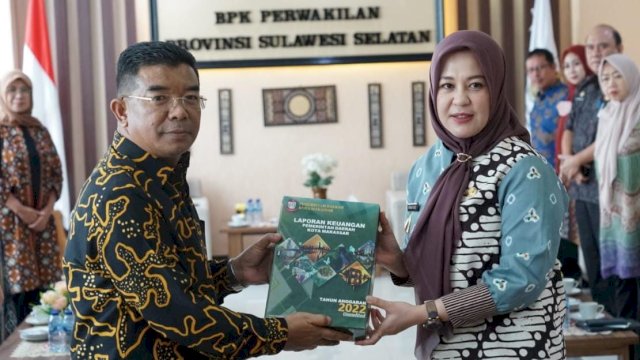 Wakil Wali Kota Makassar, Fatmawati Rusdi saat menyerahkan LKPD TA 2022 ke BPK RI Perwakilan Sulsel, Jumat (10/3/2023). (Foto: Istimewa)