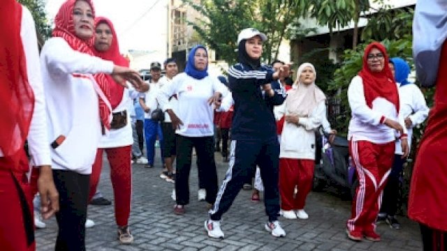 Wakil Wali Kota Makassar, Fatmawati Rusdi melakukan senam pagi bersama warga Tanjung Dapura, Kelurahan Sambung Jawa, Kecamatan Mamajang, Sabtu (11/3/2023). (Foto: Istimewa)