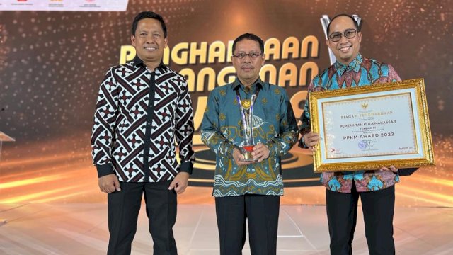 Pemkot Makassar menerima penghargaan PPKM Award 2023 di Jakarta, Senin (20/3/2023). (Foto: Istimewa)