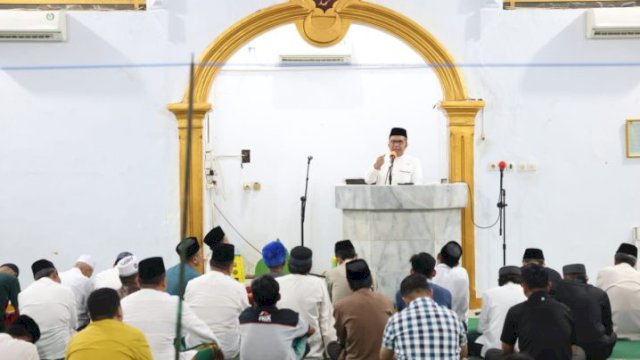 Wali Kota Makassar, Moh Ramdhan Pomanto menyampaikan ceramah singkat usai salat subuh berjamaah di Masjid Nur Al Aqsha, Jl Amirullah, Mamajang, Kamis, (23/3/2023). (Foto: Istimewa)