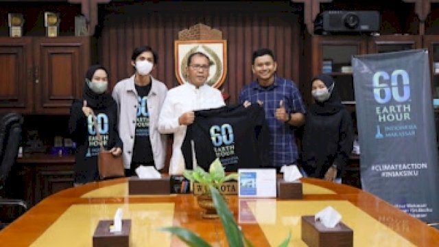 Wali Kota Makassar, Moh Ramdhan Pomanto saat menerima audiens dari Panitia Earth Hour di Ruang Rapat Wali Kota Balai Kota Makassar, Jumat (24/3/2023). (Foto: Istimewa)