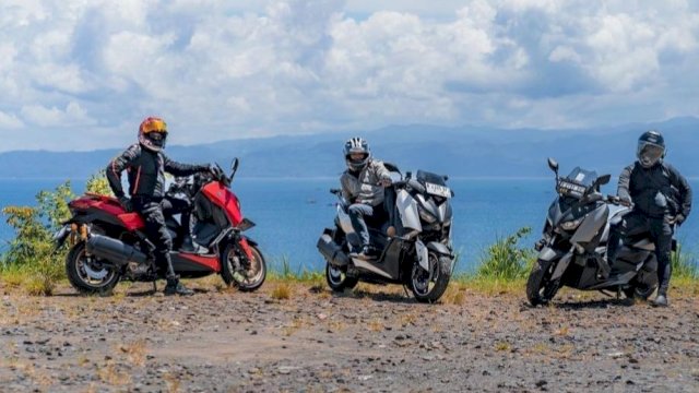 Para peserta touring eksplorasi Pulau Sulawesi yang digelar komunitas Indonesia Max Owner (IMO) berfoto bersama dalam perjalanan. (Foto: Istimewa)