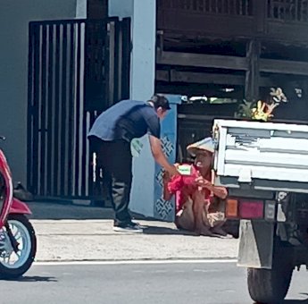 Jumat Berkah, Kader NasDem Parepare Abdul Ahad Syahrir Keliling Berbagi Nasi Kotak