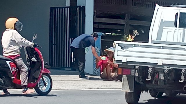 Ket : Kader NasDem Parepare, Abdul Ahad Syahrir yang juga Bacaleg Dapil Soreang saat membagikan nasi kotak ke tukang Becak. (Istimewa)