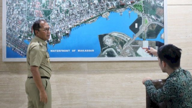Wali Kota Makassar, Moh Ramdhan Pomanto memaparkan rencana proyek Japparate ke Konsular Kedutaan Besar Singapura di Jalan Amirullah, Senin (3/4/2023). (Foto: Istimewa)