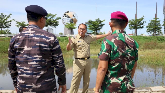 Wali Kota Makassar, Danny Pomanto saat memantau lokasi pelaksanaan latihan berskala internasional 4th Multilateral Naval Exercise Komodo (MNEK) 2023 di Kota Makassar, Senin (3/4/2023). (Foto: Istimewa)