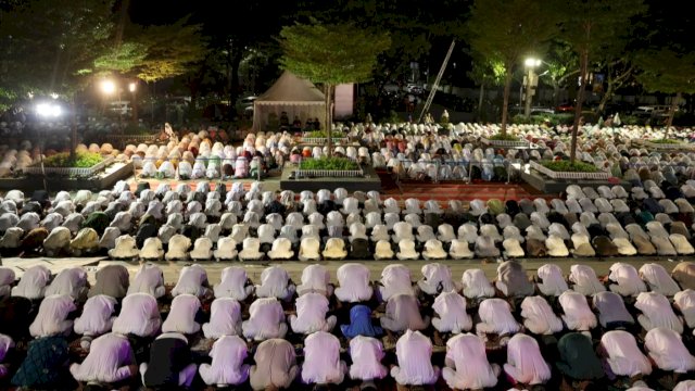 Suasana Gerakan Makassar Salat Subuh Berjemaah (GMSSB) yang digelar Pemkot Makassar di Anjungan Pantai Losari, Sabtu (8/4/2023). (Foto: Istimewa)