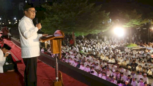 Wali Kota Makassar, Moh Ramdhan Pomanto menghadiri Gerakan Makassar Salat Subuh Berjemaah (GMSSB) yang digelar di Anjungan Pantai Losari, Sabtu (8/4/2023). (Foto: Istimewa)