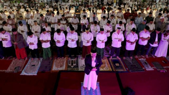 Suasana Gerakan Makassar Salat Subuh Berjemaah (GMSSB) yang digelar Pemkot Makassar di Anjungan Pantai Losari, Sabtu (8/4/2023). (Foto: Istimewa)