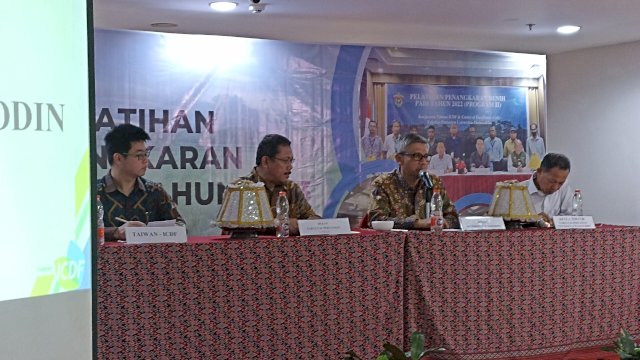 Dari kiri ke kanan Specialist of Taiwan Technical Mission of Taiwan ICDF in South Sulawesi Yi-Cheng Huang, Dekan Fakultas Pertanian Prof. Salengke, Sekretaris Universitas Hasanuddin Prof. Sumbangan Baja, dan Ketua Center of Excellent Fakultas Pertanian Unhas Prof. Yunus Musa saat menghadiri pembukaan Pelatihan Penangkaran Benih Padi Tahun 2023 (Program II) di Swiss-Beliin Panakukang, Makassar, Sabtu (27/05). (Chaerani/Republiknews.co.id)