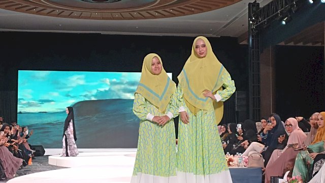 Salah satu koleksi Si.Se.Sa yang diperkenalkan di sela-sela Fashion Show Roadshow Si.Se.Sa, di Nusantara Ballroom, Hotel The Rinra Makassar, kemarin. (Chaerani/Republiknews.co.id)