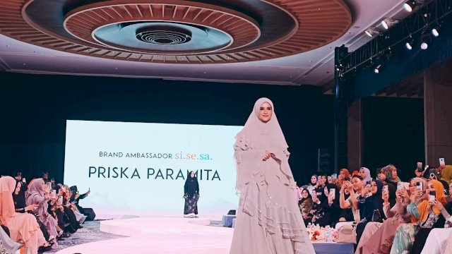 Brand Ambassador Si.Se.Sa Priska Paramita Adnan saat memamerkan salah satu koleksi produk baru tahun ini di sela-sela Fashion Show Roadshow Si.Se.Sa Kota Makassar, di Nusantara Ballroom, Hotel The Rinra Makassar, Minggu (28/05). (Chaerani/Republiknews.co.id) 